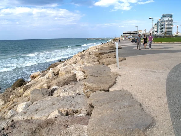 以色列特拉维夫 2012年10月05日 地中海的石海岸和堤岸 — 图库照片