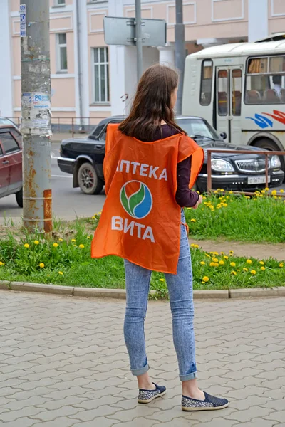 Rybinsk Rusya Mayıs 2018 Kız Sokakta Eczane Vita Pelerinli Reklamcılık — Stok fotoğraf
