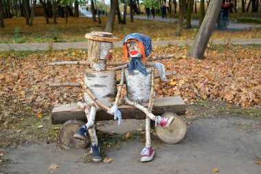 Kaliningrad bölgesi, Rusya Federasyonu - 21 Ekim 2018: Bahçe heykeli huş bloklarla - seven çift parkta bir bankta oturur