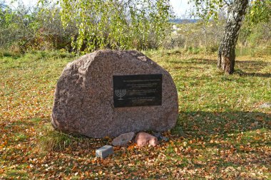 Kaliningrad bölgesi, Rusya Federasyonu - 21 Ekim 2018: Ölüm Königsberg 1945, bir Holokost yakınındaki bir Mart kurbanlarının defin yeri unutulmaz bir taşa
