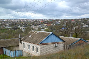 Kentsel görünümü özel düşük evleriyle. Elista, Kalmıkya