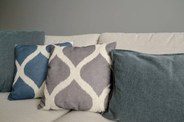 Yastıklara bir koltukta yalan. Oturma odası iç parçası