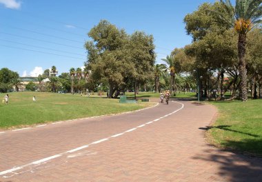 Tel Aviv, İsrail - 08 Ekim 2012: Yarkon Parkı bir bisiklet yolu