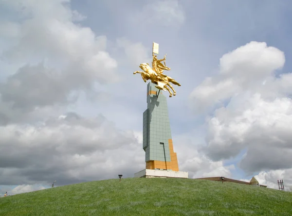 Elista Ryssland April 2017 Utsikt Över Ett Monument Guld Ryttaren — Stockfoto