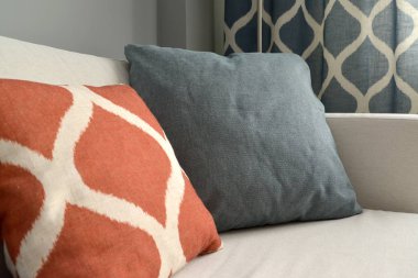  İki yastıklara bir koltukta yalan. Oturma odası iç parçası