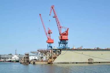  Gemi dock bağlantı noktası vinçler ile parçası. Şehir Svetlyj, Kaliningrad bölgesi