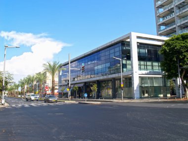 Tel Aviv, İsrail - 08 Ekim 2012: Yaz günü bir kent görünümünde