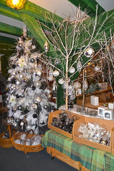 波兰肯奇 2014年1月3日 圣诞树装饰工厂的新年树和珠宝 — 图库照片