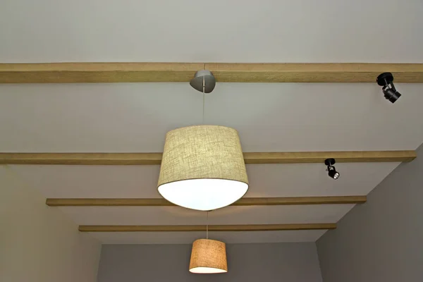 天井のシャンデリア 天井に固定された木製の梁に置かれるランプ — ストック写真