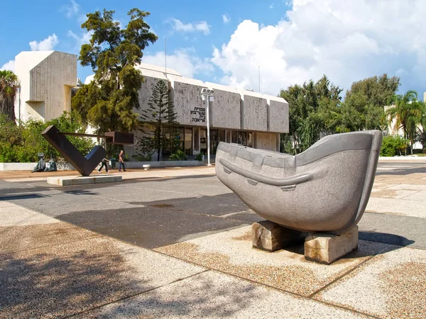 Tel Aviv Israel Octubre 2012 Una Escultura Barco Fondo Biblioteca — Foto de Stock