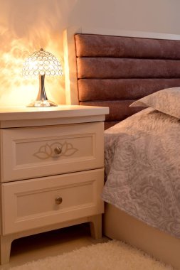 A okul sırası lamba ile yatak odası iç parçası. İskandinav tarzı