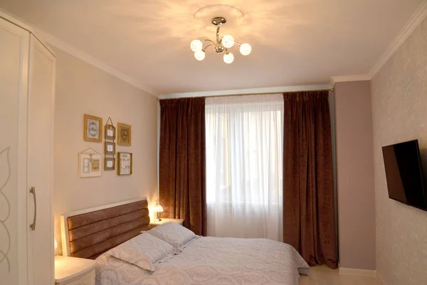 寝室のインテリア照明と壁にテレビ 北欧スタイル — ストック写真