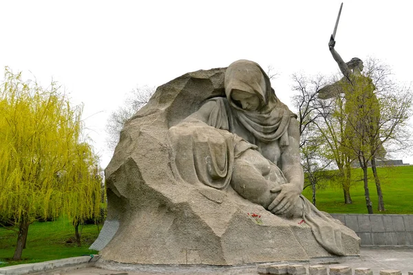 Volgograd Russia Aprile 2017 Composizione Scultorea Madre Lutto Una Statua — Foto Stock