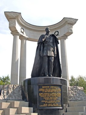 Moskova, Rusya - 08 Temmuz 2011: İmparator Alexander II - kurtarıcı bir colonnade arka planı için bir anıt