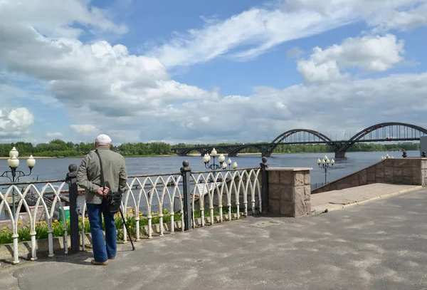 Anciano Sobre Los Costes Volzhskaya Embankment Mira Volga Rybinsk Región —  Fotos de Stock