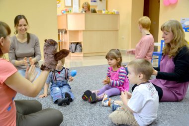 Kaliningrad, Rusya - 17 Nisan 2014: Çocuk oyun geliştirme yaratıcı stüdyo ebeveynler birlikte