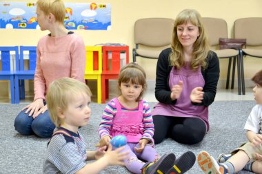 Kaliningrad, Rusya Federasyonu - 17 Nisan 2014: Çocuklar ebeveynleri ile birlikte yaratıcı geliştirme Studio'da nişanlandık