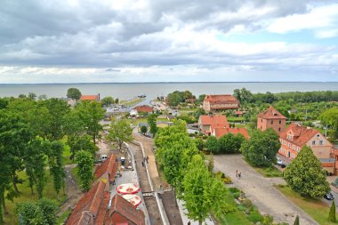 Frombork, Polonya - 09 Temmuz 2015: Frombork şehir ve Vistula Lagoon yükseklik görünümden