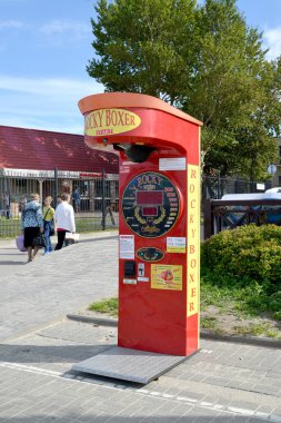 Zelenogradsk, Rusya - 09 Eylül 2018: Rocky boksör oyun makine maliyeti sokakta. Kaliningrad bölgesi