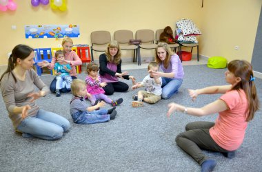 Kaliningrad, Rusya - 17 Nisan 2014: Ortak küçük ebeveyn Studio'da birlikte meslek geliştirme yaratıcı
