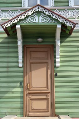 Peterhof, Rusya - 24 Temmuz 2015: ahşap iç işleri Khrushchev eski Emlak (1870-1889 bina giriş)
