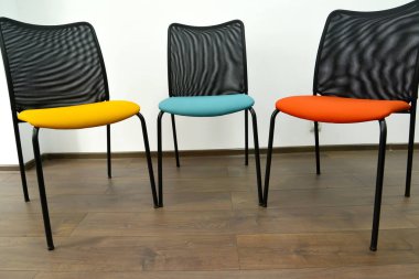 Üç renk ofis koltukları kapalı stand