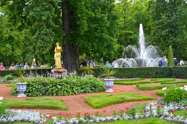 Monplezirsky の庭でペテルゴフ ロシア連邦 2015 ベルと束の噴水 — ストック写真