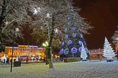 Kaliningrad, Rusya - 24 Aralık 2018: yeni yıl ışık Zafer Meydanı'nda akşam
