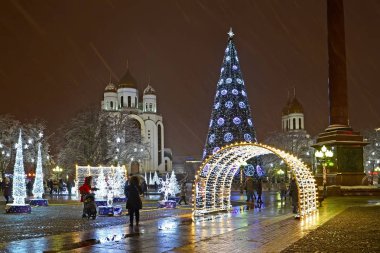 Kaliningrad, Rusya - 24 Aralık 2018: Bir görünümle Zafer Meydanı yılbaşı mobilya