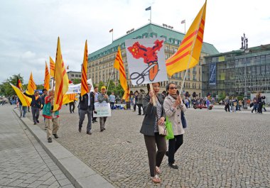 Berlin, Almanya - 12 Ağustos 2017: Gösteri Vietnam Çin tarafından egemenlik ihlali karşı Vietnamca diaspora temsilcilerinin. Unter den Linden Caddesi