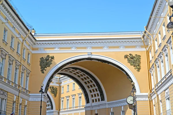 Fragmento Del Arco Del Edificio Del Estado Mayor Bolshoy Morskoy —  Fotos de Stock