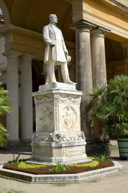 Potsdam, Almanya - 14 Ağustos 2017: Prusya kralı Friedrich Wilhelm IV sera Sarayı önce bir heykel. San Park suşi