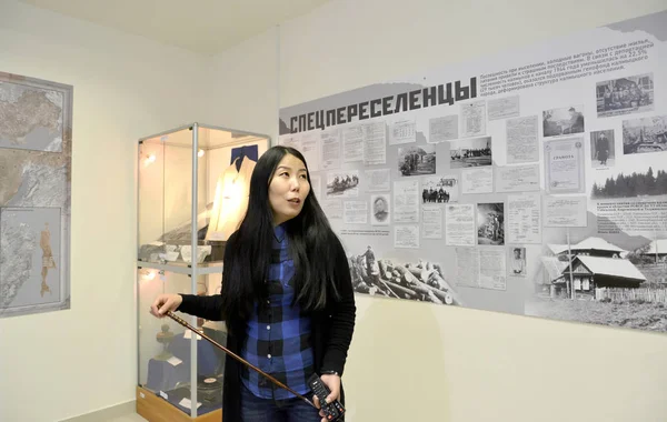 Elista Rusland April 2017 Meisje Gids Museum Departement Deportatie Van — Stockfoto