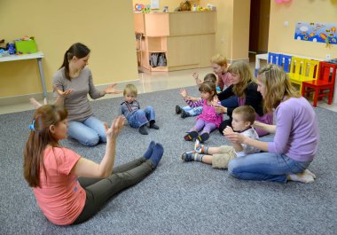 Kaliningrad, Rusya - 17 Nisan 2014: Öğretmen, yaratıcı gelişim stüdyosunda küçük çocuklar ve ebeveynleri ile meslek icra ediyor