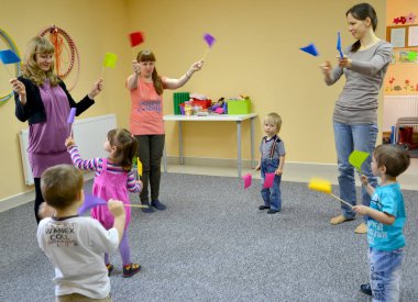 Kaliningrad, Rusya Federasyonu - 17 Nisan 2014: Anne küçük çocuk ve öğretmen ile yaratıcı geliştirme Studio'da nişanlandık