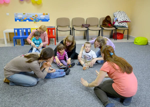 Καλίνινγκραντ Ρωσία Απριλίου 2014 Μικρά Παιδιά Ασχολούνται Δάσκαλο Και Τους — Φωτογραφία Αρχείου