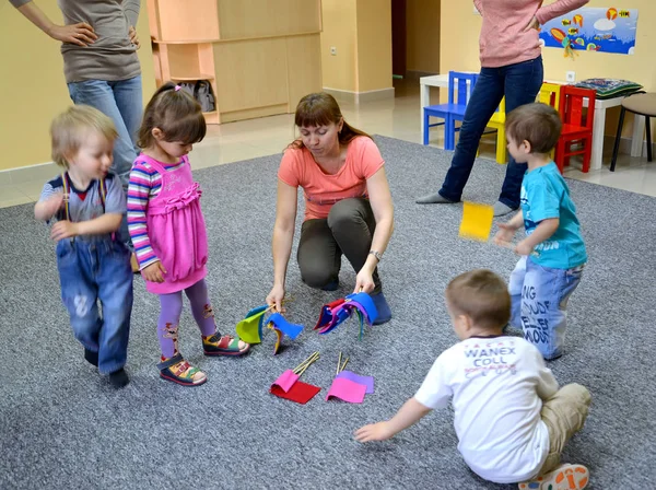 Kaliningrad Russia April 2014 Tutor Distributes Children Color Tags Occupation — Stock Photo, Image