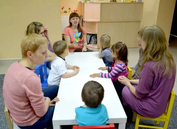 俄罗斯加里宁格勒 导师向父母的孩子展示纸上自制的产品 创意发展工作室 — 图库照片