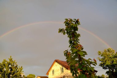 Yerleşme üzerinde fırtına gökyüzü gökkuşağı