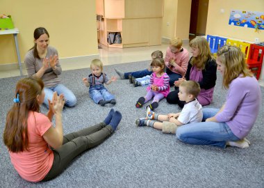 Kaliningrad, Rusya Federasyonu - 17 Nisan 2014: Ebeveynlerin çocukları ile birlikte yaratıcı geliştirme Studio'da nişanlandık