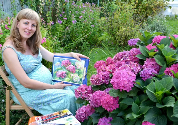 Pregnant Female Artist Shows Watercolor Drawing Blossoming Hydrangea — Stock Photo, Image