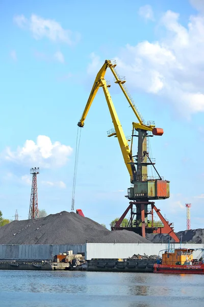 Kalininingrad Rusia Mayo 2015 Grúa Portuaria Trabaja Carga Carbón Transportes — Foto de Stock
