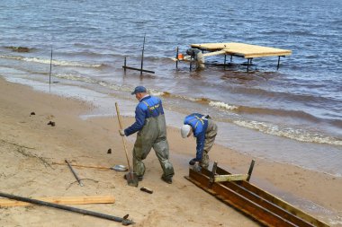 Rybinsk, Rusya Federasyonu - 07 Haziran 2018: İşçi Rybinsk Reservoir bir İskele İnşaatı tasarımlar hazırlamak. Yaroslavl bölgesi