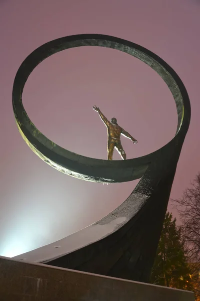 Kaliningrad Rosja Stycznia 2019 Fragment Pomnika Astronauci Rodaków Kolegów Świetle — Zdjęcie stockowe
