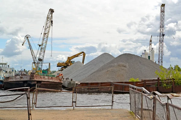 Rybińsk Rosja Czerwca 2018 Ładowanie Tłucznia Ładunku Port Rzeczny Perebory — Zdjęcie stockowe