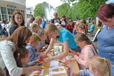 Kaliningrad, Rusya Federasyonu - 08 Temmuz 2018: Öğretmen çocuklarla kağıt aplike parkta bir master class üzerinde çalışmaktadır