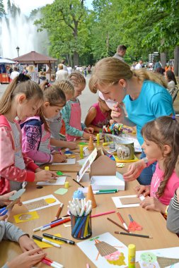Kaliningrad, Rusya Federasyonu - 08 Temmuz 2018: Öğretmen çocuklarla kağıt aplike parkta bir master class üzerinde çalışmaktadır