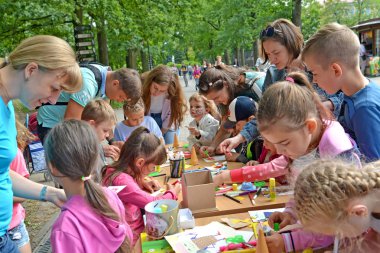 Kaliningrad, Rusya - 08 Temmuz 2018: Ortak sınıf anne ve çocuk kağıt aplike üretiminde. Bir çocuk ana sınıf açık havada