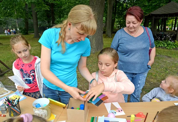 Kaliningrad Russie Juillet 2018 Enseignant Donne Enfant Plasticine Pour Occupation — Photo