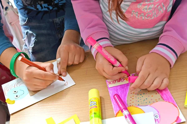 加里宁格勒 俄罗斯 2018年7月8日 两个女孩油漆纸贴花 儿童大师班 — 图库照片